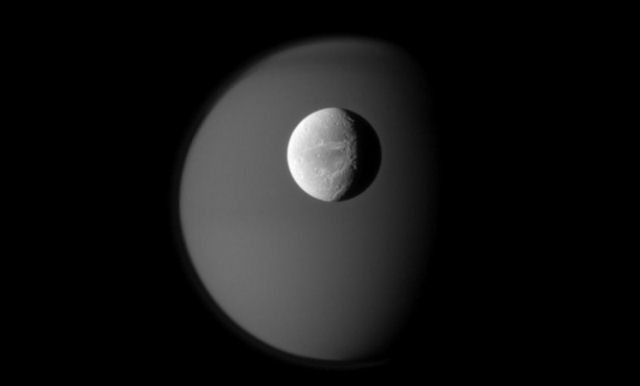 Dione e Titã